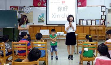 晚上教英語、白天教越語,邱琴秋願語言的廣闊讓孩子成為包容的人。